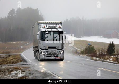 Salo, Finlande. Le 15 mars 2019. Renault Trucks argent T semi-remorque de Fenno Transalp Oy transporte des marchandises le long de l'autoroute 25 en un jour brumeux du début du printemps. Banque D'Images