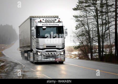 Salo, Finlande. Le 15 mars 2019. Renault Trucks argent T semi-remorque de Fenno Transalp Oy transporte des marchandises le long de l'autoroute 25 en un jour brumeux du début du printemps. Banque D'Images