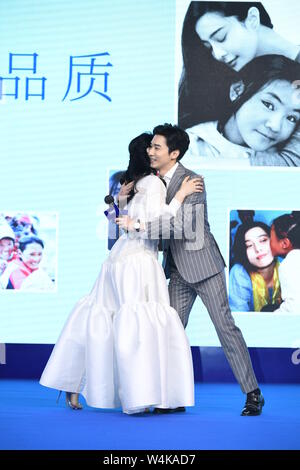 24 juillet 2019 - Shanghai, Shanghai, Chine - ShanghaiÃ¯Â¼Å'CHINE-Le 23 juillet 2019, Fan Bingbing porte une robe blanche pour promouvoir une marque de lait en poudre à Shanghai. (Crédit Image : © SIPA l'Asie via Zuma sur le fil) Banque D'Images