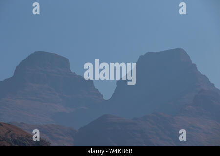 Cathedral Peak dans les montagnes du Drakensberg central isolé en Afrique du Sud contre le ciel d'hiver libre de droit au format paysage Banque D'Images