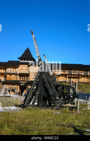 Reconstitution historique de la catapult modèle dans le parc architectural historique. Ancienne forteresse médiévale scandinave en bois Banque D'Images