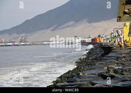 Les dunes du désert montagneux,,route,conserveries des flottes de pêche,pêche,Sardines Anchois,,route Panaméricaine, Caral ville ,au nord de Lima, Pérou, Amérique du Sud Banque D'Images