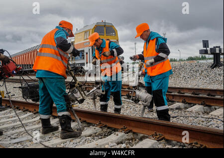 Tobolsk, Russie - le 15 juillet. 2016 : société Sibur. Denisovka gare. Les travailleurs des chemins de fer de la réparation par temps de pluie Banque D'Images