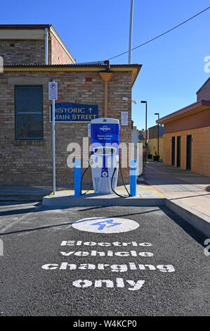 Lmrn chargeur rapide véhicule électrique derrière l'hôtel de ville historique dans la région de Glen Innes, dans le nord du New South Wales, Australie Banque D'Images