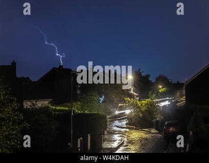 Foudre qu'un orage passe au-dessus de maisons à Leeds. Le Royaume-Uni est prévu à bord vers ses plus chauds jamais jour de juillet, avec le mercure en raison d'atteindre plus de 30C (86F). Banque D'Images