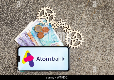 Atom le logo de la banque sur l'écran du smartphone Banque D'Images