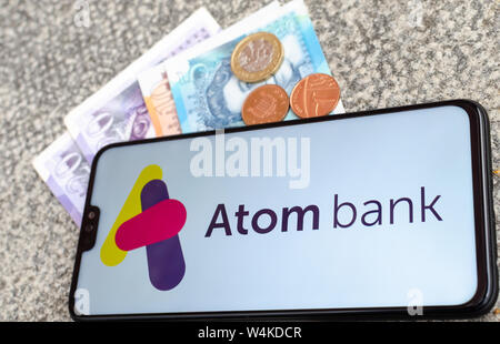 Atom le logo de la banque sur l'écran du smartphone Banque D'Images