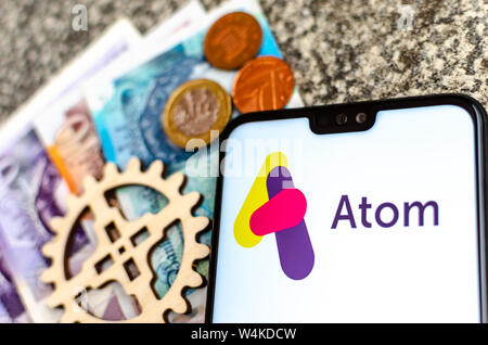 Atom le logo de la banque sur l'écran du smartphone Banque D'Images