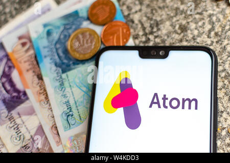 Atom le logo de la banque sur l'écran du smartphone Banque D'Images