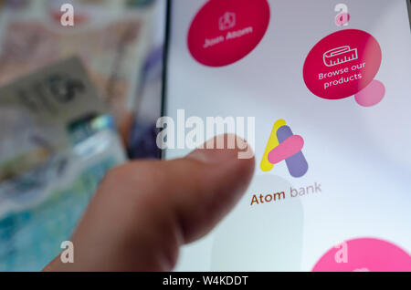 Atom le logo de la banque sur l'écran du smartphone Banque D'Images