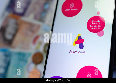 Atom le logo de la banque sur l'écran du smartphone Banque D'Images