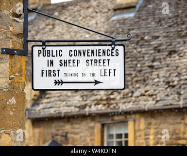 Les commodités offertes par l'établissement public pour un signe à Chipping Campden, Cotswolds, Gloucestershire, Angleterre, Royaume-Uni, Grande Bretagne, FR, UK. Banque D'Images