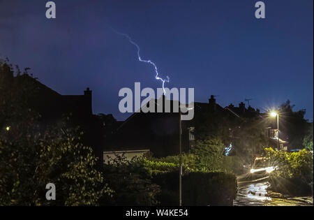 La foudre qu'un orage passe au-dessus de maisons dans la ville de Leeds. Le Royaume-Uni est prévu à bord vers ses plus chauds jamais jour de juillet, avec le mercure en raison d'atteindre plus de 30C (86F). Banque D'Images