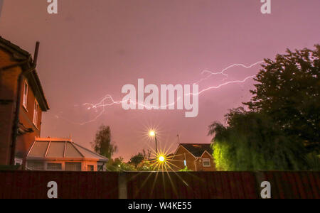 La foudre qu'un orage passe au-dessus de maisons dans Lee Park, Liverpool, Merseyside. Le Royaume-Uni est prévu à bord vers ses plus chauds jamais jour de juillet, avec le mercure en raison d'atteindre plus de 30C (86F). Banque D'Images