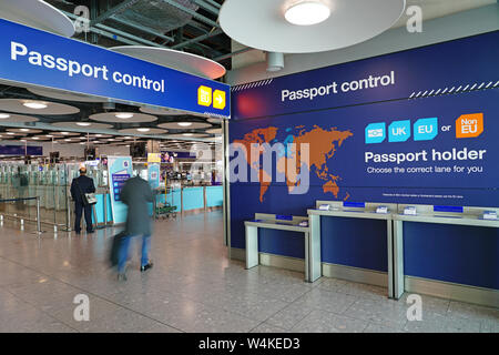 Londres, UK - 3 APR 2019- Vue du Royaume-Uni et d'Europe de l'immigration et de contrôle des passeports distincts les voies réservées à l'Aéroport International de Londres Heathrow (LHR). E Banque D'Images