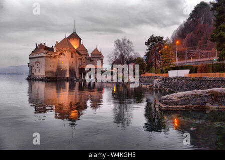 Vue du célèbre château de Chillon au bord du lac de Genève l'un des. Canton de Montreux Suisse Banque D'Images