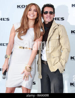 NY1  SMG Jennifer Lopez Marc Anthony    LA Kohls 111810 03.JPG WEST HOLLYWOOD, CA - le 18 novembre : Jennifer Lopez et Marc Anthony annoncent un nouveau partenariat avec Kohl's à l'hôtel de Londres le 18 novembre 2010 à West Hollywood, Californie. People : Jennifer Lopez Marc Anthony  Banque D'Images