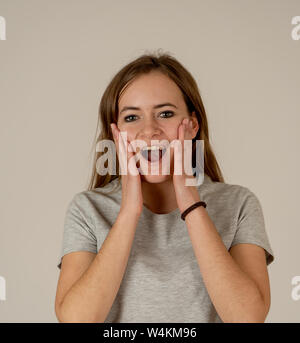 Portrait de la belle adolescente timide choqué et femme ayant beaucoup de succès avec surpris et heureux face à des gestes et des expressions du visage, les droits de l'Emot Banque D'Images