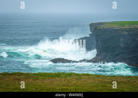 Mauvais temps à Kilkee falaises, Co Clare, Ireland Banque D'Images