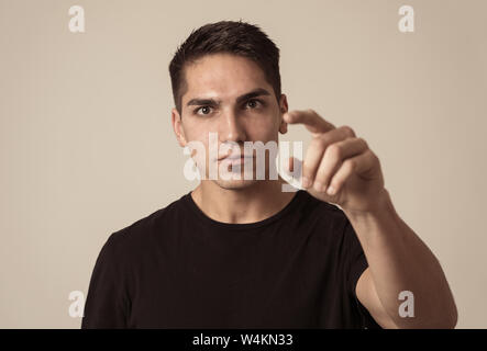 Portrait of young attractive frustré mixed race man avec face en colère. À la mad et furieux. Dans la colère génération du millénaire, les expressions du visage d'un Banque D'Images