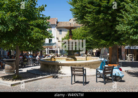 Restaurant scène dans la place du marché, Saint-Paul-Trois-Chateaux, Drôme, département Auvergne-Rhone-Alpes, Provence, France, Europe Banque D'Images