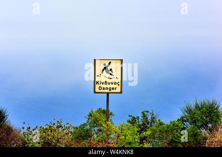 Le signe de danger en anglais et en grec, au bord d'une falaise,Angelokastro Paleokastritsa, Corfou, Grèce, Banque D'Images