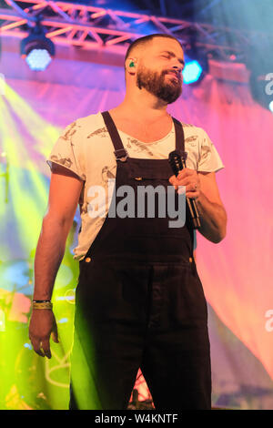 Harry James Angus de The Cat Empire d'effectuer à l'arbre Larmer Festival, Royaume-Uni. Juillet 19, 2019 Banque D'Images