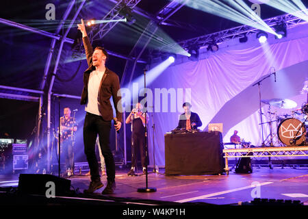 Felix Riebl de The Cat Empire d'effectuer à l'arbre Larmer Festival, Royaume-Uni. Juillet 19, 2019 Banque D'Images