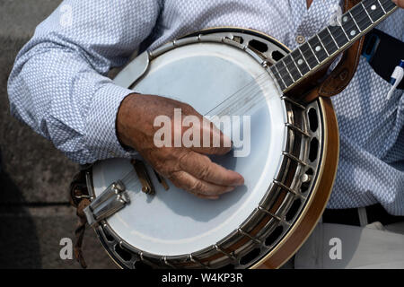 Artiste de rue jouer musicien banjo détail des mains close up Banque D'Images