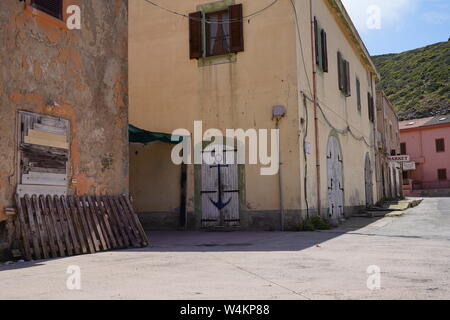 Argentiera village ruiné en Sardaigne. Endroits perdus avec abandonné et détruit des capacités dans Argintiera, Sardaigne (Italie) Banque D'Images