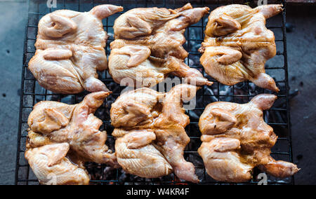 Cailles sur le grill. La viande de poulet grillé. Banque D'Images