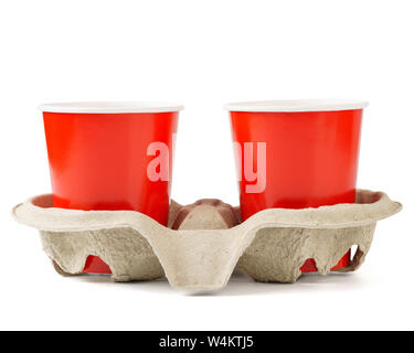 Gobelets en papier jetables rouge avec une tasse. Isolé sur fond blanc. Banque D'Images