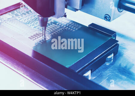 Automated manufacturing process for boards or microchips for electronics or computers. Banque D'Images