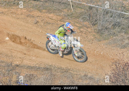 L'Espagne de cross country. Trigo Alonso Fernandez, avec sa moto Sherco pendant la course. Journée ensoleillée dans la ville de Guadalajara (Espagne). Banque D'Images