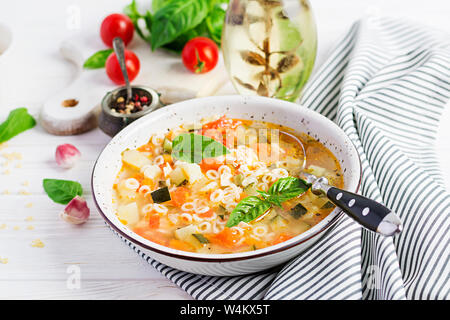 Minestrone, soupe de légumes avec des pâtes italiennes sur tableau blanc. Soupe vegan. Banque D'Images