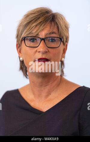 Munich, Allemagne. 24 juillet, 2019. Simone Fleischmann, Président de l'Association des enseignants de Bavière (BLLV), des commentaires lors d'une conférence de presse de l'Association des enseignants BLLV sur la pénurie d'enseignants au niveau primaire, secondaire et des écoles spéciales. Crédit : Peter Kneffel/dpa/Alamy Live News Banque D'Images