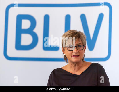 Munich, Allemagne. 24 juillet, 2019. Simone Fleischmann, Président de l'Association des enseignants de Bavière (BLLV), des commentaires lors d'une conférence de presse de l'Association des enseignants BLLV sur la pénurie d'enseignants au niveau primaire, secondaire et des écoles spéciales. Crédit : Peter Kneffel/dpa/Alamy Live News Banque D'Images