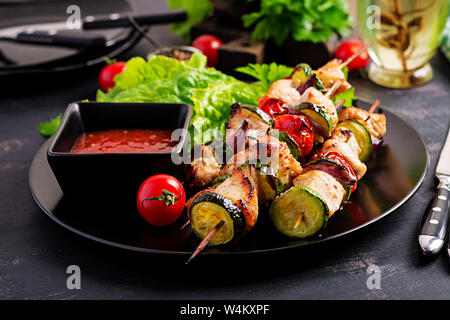 Brochettes de viande grillée, poulet shish kebab avec courgettes, tomates et oignons rouges. Barbecue de la nourriture. Banque D'Images