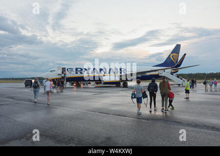 Les passagers de l'avion Ryanair lors de l'embarquement dans l'aéroport de Lappeenranta, Finlande Banque D'Images