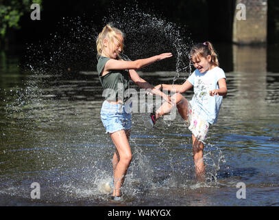 New Forest, Hampshire 24 juillet 2019. Météo France : Soeurs Ebony 11 Isobella 8 et vous rafraîchir dans la rivière à Brockenhurst dans la nouvelle forêt que le temps chaud continue à travers le Royaume-Uni. Stuart Martin Crédit/Alamy Live News Banque D'Images