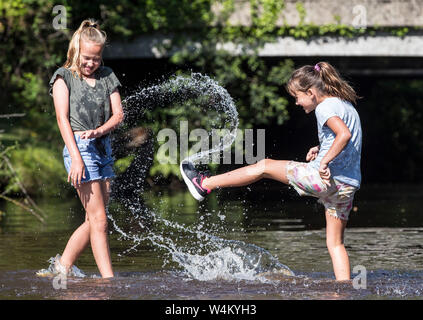 New Forest, Hampshire 24 juillet 2019. Météo France : Soeurs Ebony 11 Isobella 8 et vous rafraîchir dans la rivière à Brockenhurst dans la nouvelle forêt que le temps chaud continue à travers le Royaume-Uni. Stuart Martin Crédit/Alamy Live News Banque D'Images