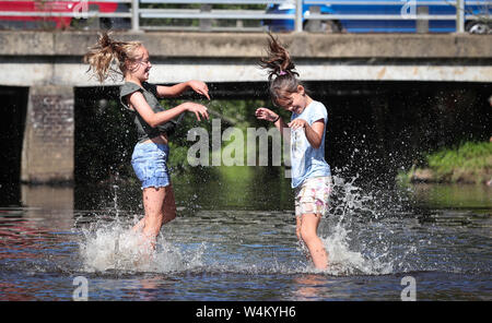 New Forest, Hampshire 24 juillet 2019. Météo France : Soeurs Ebony 11 Isobella 8 et vous rafraîchir dans la rivière à Brockenhurst dans la nouvelle forêt que le temps chaud continue à travers le Royaume-Uni. Stuart Martin Crédit/Alamy Live News Banque D'Images