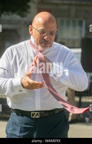 Londres, Royaume-Uni. 24 juillet 2019.Nadhim Zahawi, député conservateur de Stratford-on-Avon, fixe sa cravate au College Green Westminster pour une interview médiatique le jour où Boris Johnson devient officiellement le nouveau Premier ministre après que Theresa May remet sa démission à sa Majesté la Reine au Palais de Buckingham .Credit: amer ghazzal/Alamy Live News Banque D'Images