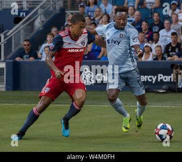 Kansas City, Kansas, USA. 20 juillet, 2019. Sporting KC avant Gerso Fernandes # 12 (r) est à l'offensive contre le FC Dallas defender Reggie Cannon # 2 (l) durant la première moitié du jeu. Credit : Serena L.Y. Hsu/ZUMA/Alamy Fil Live News Banque D'Images