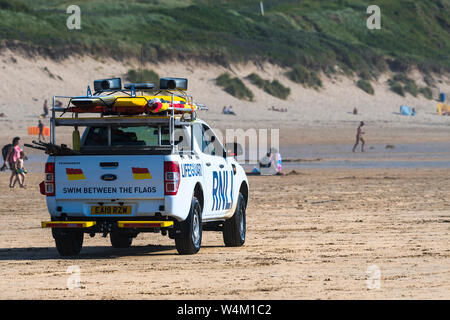 Un véhicule d'urgence de la RNLI sur la plage de Fistral à Newquay en Cornouailles. Banque D'Images