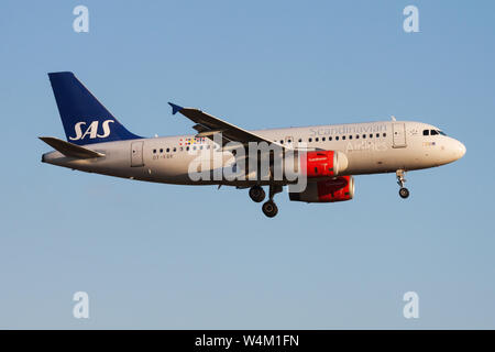 Francfort / ALLEMAGNE - 20 août 2013 : Scandinavian Airlines Airbus A319 OY-KBR avion du passager à l'atterrissage à l'aéroport de Francfort Banque D'Images