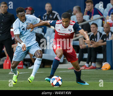 Kansas City, Kansas, USA. 20 juillet, 2019. FC Dallas defender Reggie Cannon # 2 (r) est sur la défense contre le Sporting KC avant Gerso Fernandes # 12 (l) au cours de la 1ère moitié du jeu. Credit : Serena L.Y. Hsu/ZUMA/Alamy Fil Live News Banque D'Images