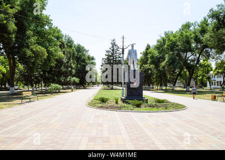 AKHTYRSKY, RUSSIE - 3 juillet 2019 : les gens près de Maxime Gorki sur boulevard vert dans Akhtyrskiy urbaine dans Abinsky dans District Ku Banque D'Images