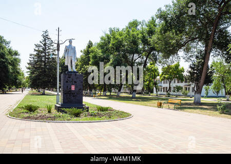 AKHTYRSKY, RUSSIE - 3 juillet 2019 : personnes près de Statue de Maxime Gorki sur boulevard vert dans Akhtyrskiy urbaine dans Abinsky District dans Kuba Banque D'Images