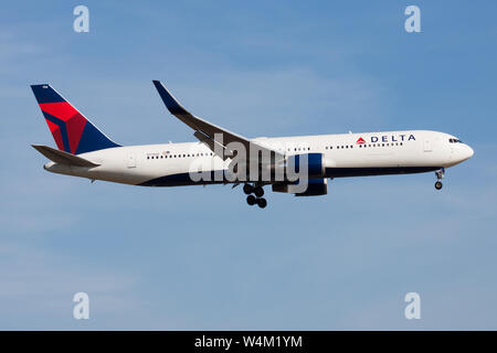 Francfort / ALLEMAGNE - 21 août 2013 : Delta Airlines Boeing 767-300 N174DZ avion du passager à l'atterrissage à l'aéroport de Francfort Banque D'Images